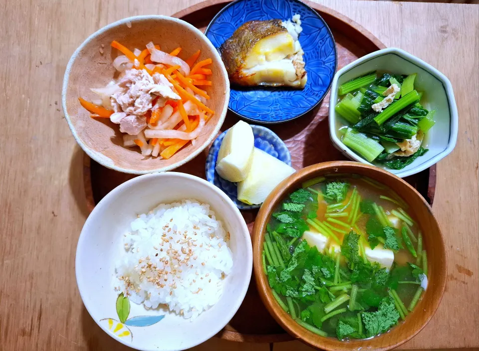 一汁三菜御膳　蜆と豆腐三つ葉の味噌汁　カレイの西京焼き　小松菜と油揚げの炊いたん　大根と人参ツナマヨ　青シソドレッシング　ラ・フランス|kazさん