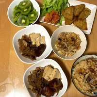 炊き込みご飯　肉豆腐　カマンベールチーズ揚げ　キムチ　キウイ|そのみさん
