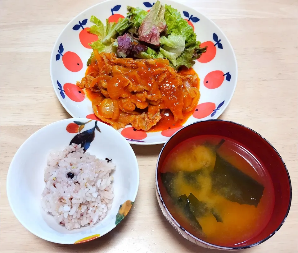 2025 1125　ポークチャップ　なめことわかめのお味噌汁|いもこ。さん