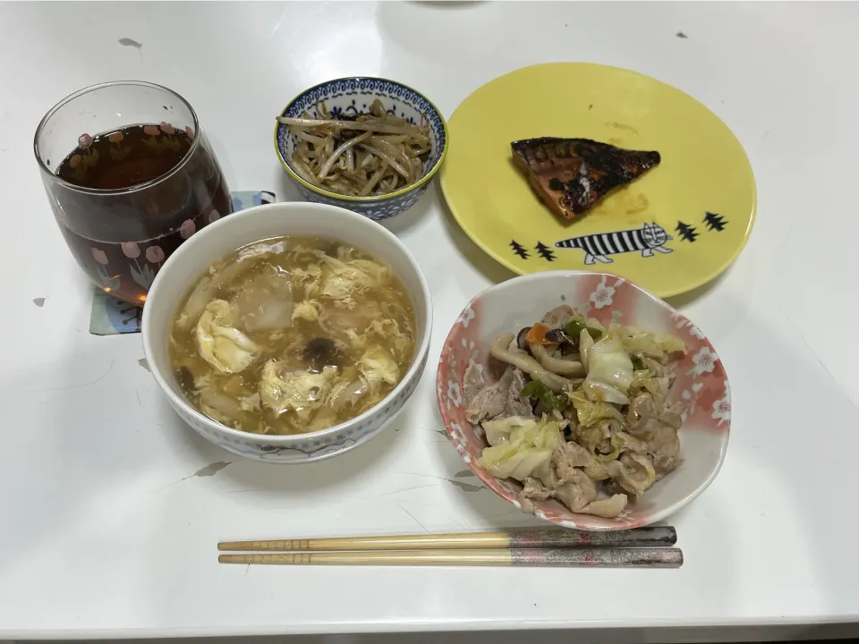 帰宅後次男の、かまちょ相手しながら爆速でご飯作り。☆もやしの塩昆布炒め☆鯖みりん☆野菜炒め☆野菜とエビ団子のかき玉スープ|Saharaさん