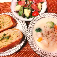 クリームシチュー、ガーリックトースト、生ハムとアボカドのサラダ|samさん