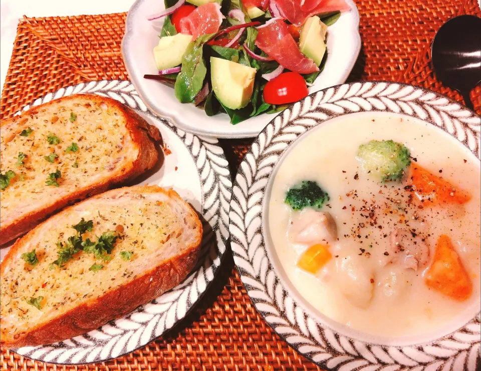 クリームシチュー、ガーリックトースト、生ハムとアボカドのサラダ|samさん