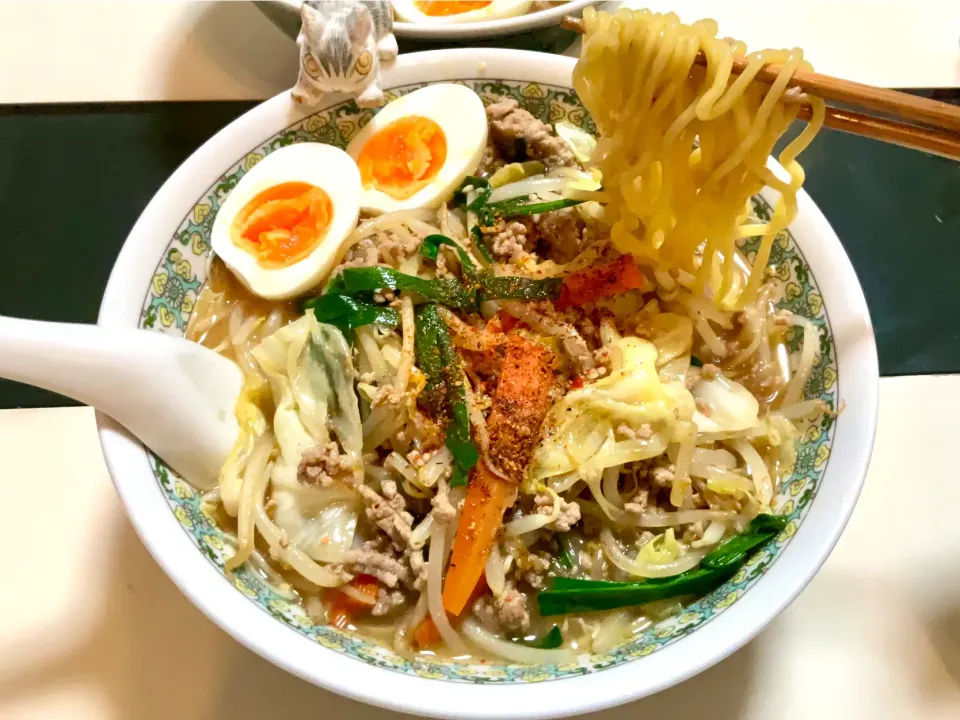 お家で作る味噌ラーメンで温まります！
炒めた具材の仕上げはチャーシューの煮汁で味付け。|Takeshi  Nagakiさん