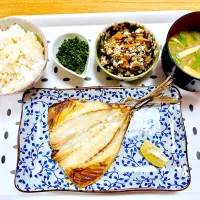うちの晩ごはん　あじの干物、炒り豆腐、人参葉いため、大根と舞茸とニラのお味噌汁|はるさく🌸さん