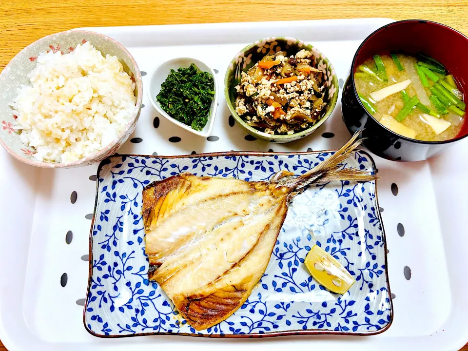 うちの晩ごはん　あじの干物、炒り豆腐、人参葉いため、大根と舞茸とニラのお味噌汁|はるさく🌸さん