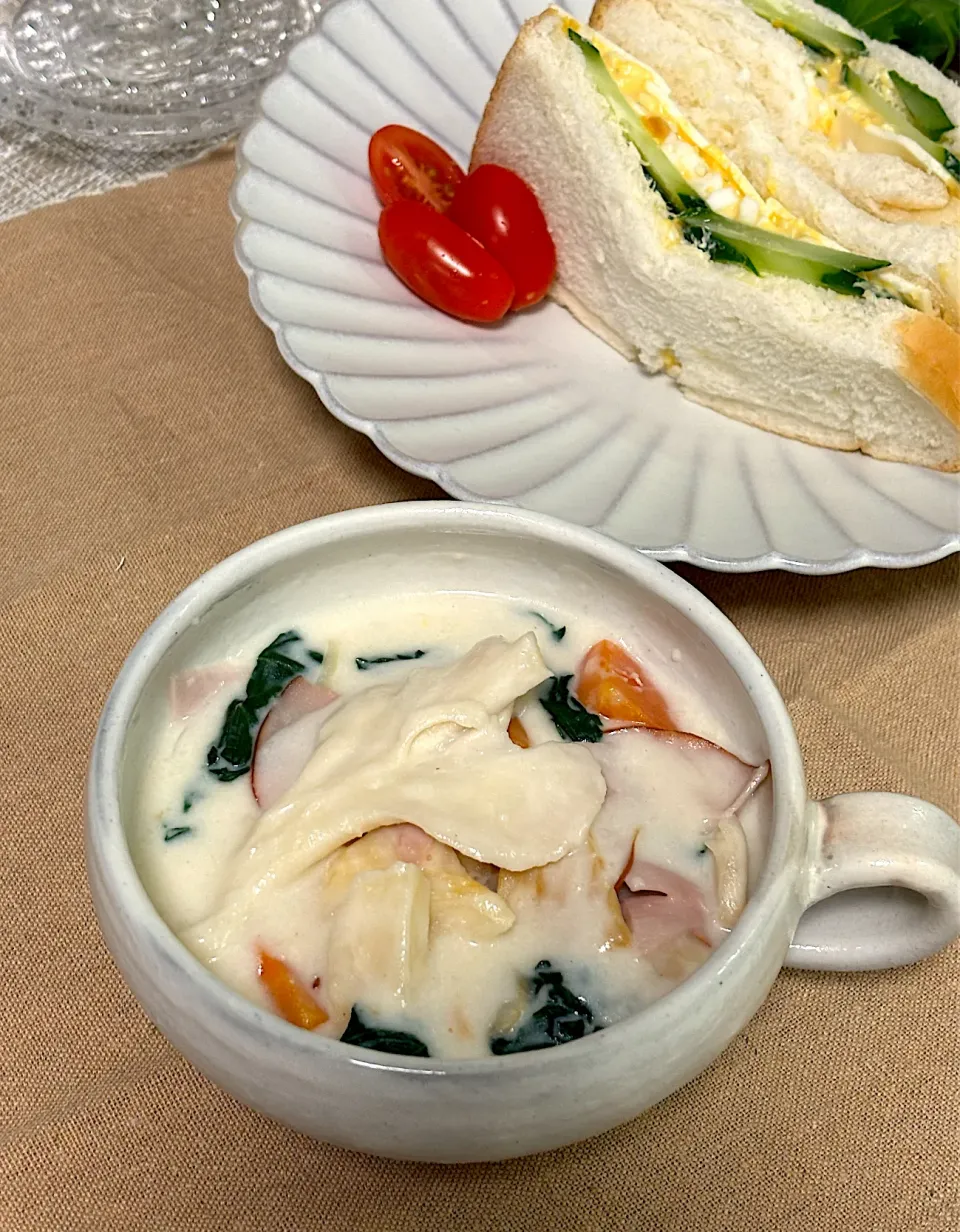 ベシャメルソースの初シチューと我が家の卵サンドイッチ|にゃっきさん