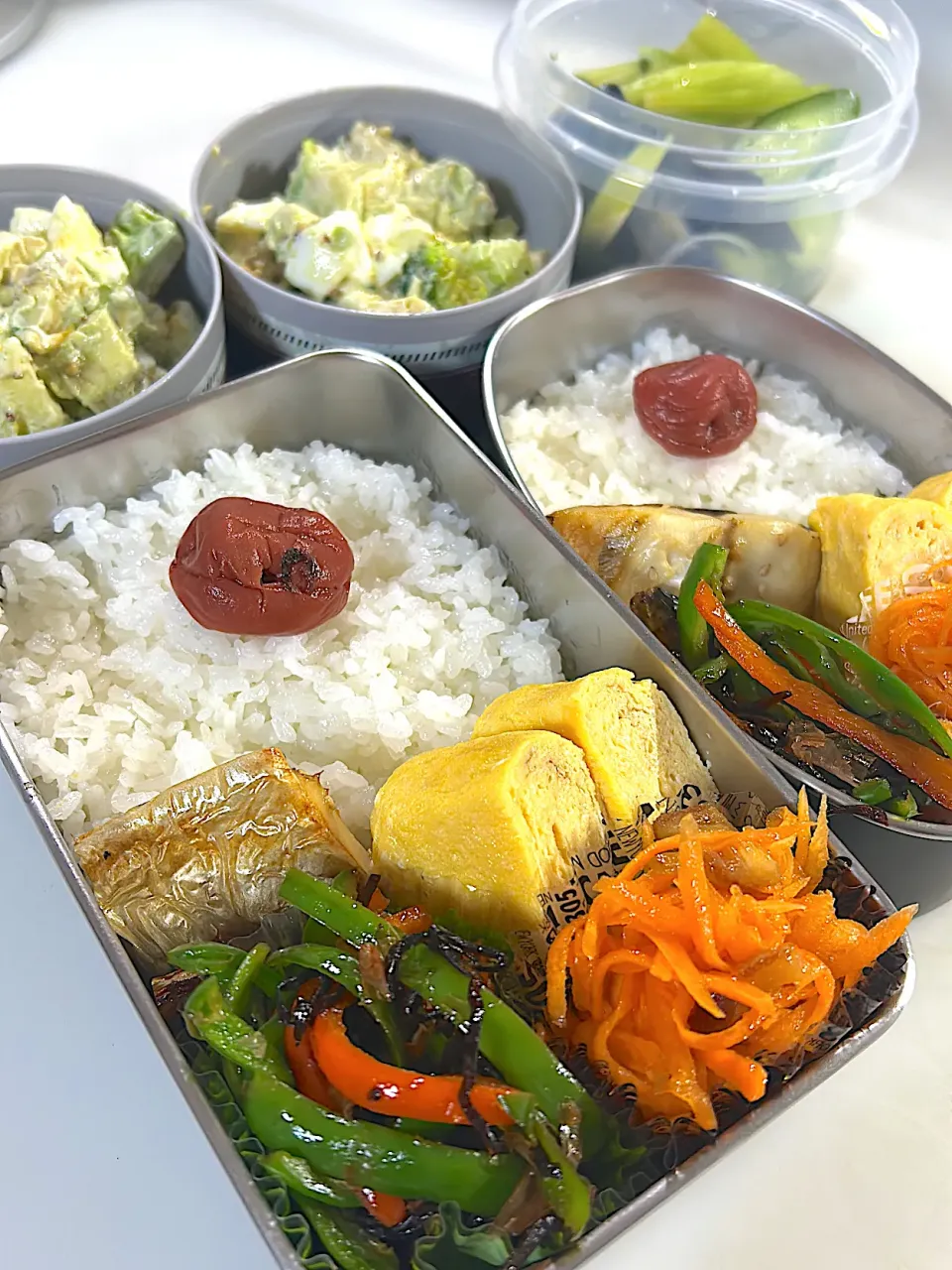 鯖の塩焼き　だし巻き玉子　カラフルピーマン塩昆布炒め🫑デーツ人参ラペ🥕アボカド玉子ブロッコリーマスタードサラダ　自家製糠漬け|まゆさん