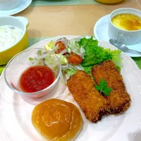 かにクリームコロッケランチ|🍊🍒ユッキー🎂🍞🍲さん