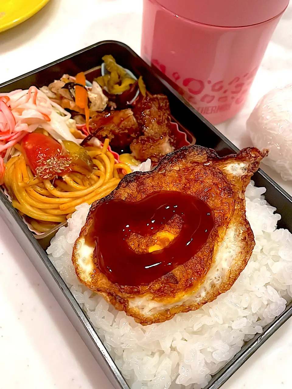 おっさん弁当　漬け物　ひじき　サラダ　パスタ　とんかつ　目玉の親父　汁　おにぎり|ひげおやじさん