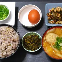 今日の朝ごはん（雑穀ごはんに切り昆布煮、生卵、納豆、白菜とエリンギのつみれ汁、辛子高菜）| Mars＠釜飯作り研究中さん