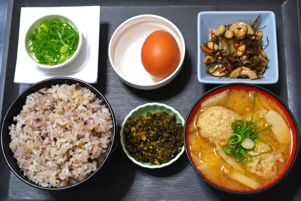 今日の朝ごはん（雑穀ごはんに切り昆布煮、生卵、納豆、白菜とエリンギのつみれ汁、辛子高菜）|Mars＠釜飯作り研究中さん