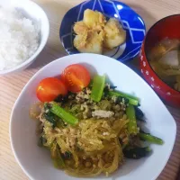 ひき肉と小松菜のチャプチェ風、じゃがいものツナあえ|ちゃいさん