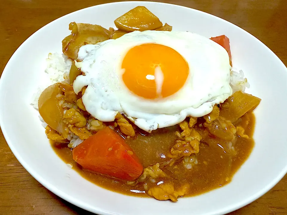 豚こま肉のポークカレー🍛目玉焼きトッピング🍳|おみつさん2さん
