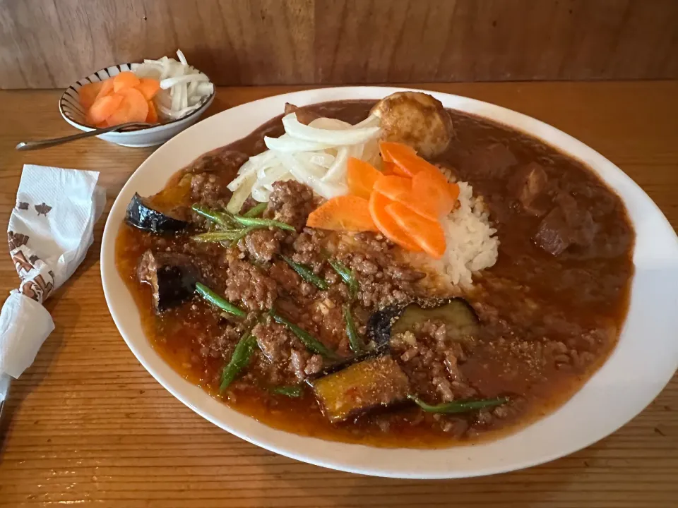 麻婆風茄子と大辛チキンのあいがけ🍆🍛🌶️🔥味玉トッピング🥚ピクルスマシマシ🥒|buhizouさん