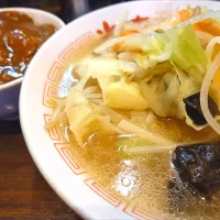 【1953年創業】 
中華そば 光来 
タンメン (ご奉仕品、750円) 
＋茶碗豚カレー (300円) 
＋卓上の沢庵 (無料) 
＠新宿西口4分 
(JR新宿駅から徒歩8分)
25317
〈醤155塩51噌󠄀23タ11昆9出15
F17冷27混4つ3焼1ポ1〉