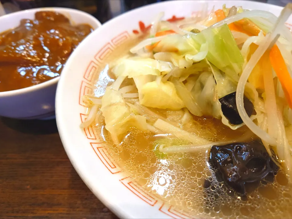 【1953年創業】 
中華そば 光来 
タンメン (ご奉仕品、750円) 
＋茶碗豚カレー (300円) 
＋卓上の沢庵 (無料) 
＠新宿西口4分 
(JR新宿駅から徒歩8分)
25317
〈醤155塩51噌󠄀23タ11昆9出15
F17冷27混4つ3焼1ポ1〉|大脇さん