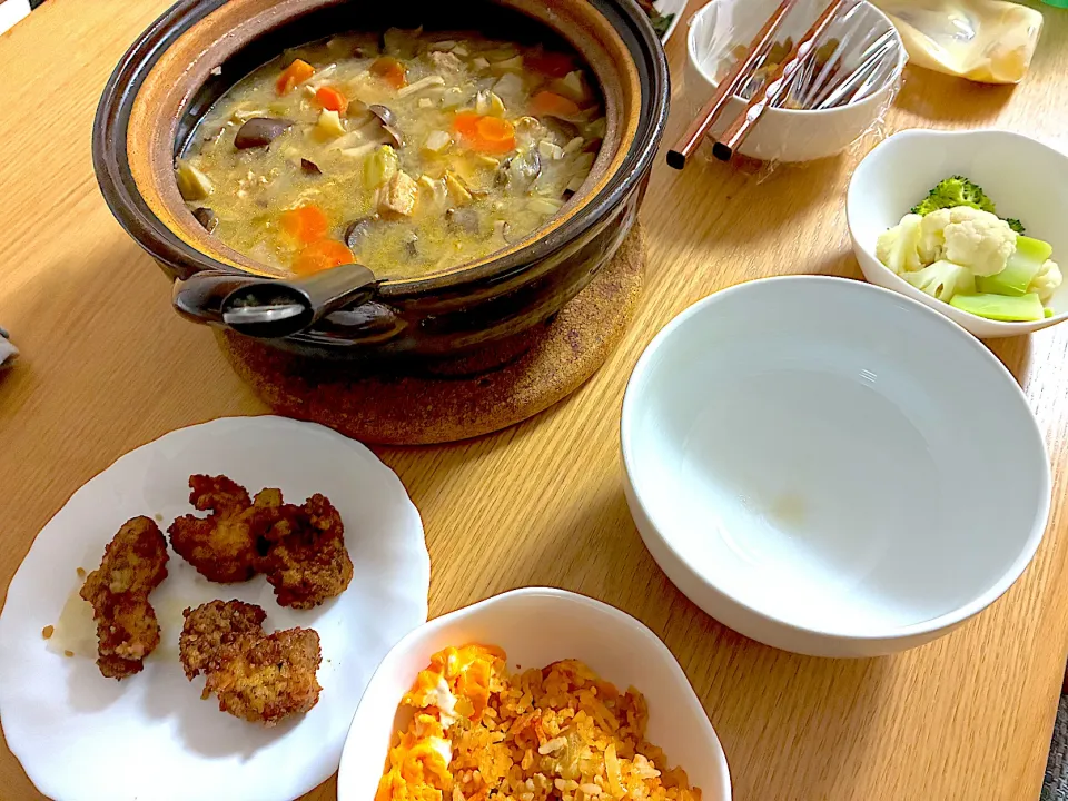 鶏ひき肉のひっつみと根菜のうま味噌鍋、まかないオムライス、温野菜、鶏唐揚げ、ほうれん草とベーコンソテー、coco壱番屋のカレー福神漬け|くろーぶやんさん