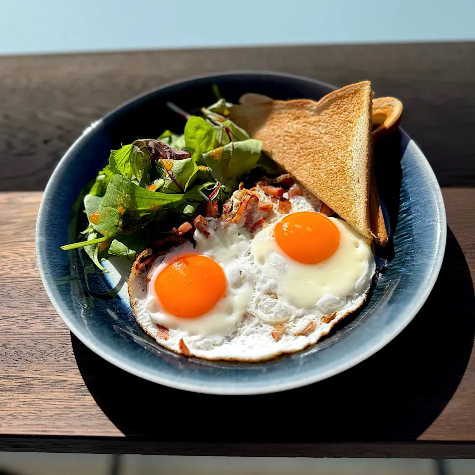 朝飯（ベーコンエッグ、サラダ、トースト）|17oyaziさん