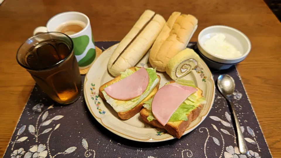 トーストサンドイッチ、チョコクリームパン、ホイップクリーム&カスタードクリームパン、ロールケーキ、ホットコーヒー、烏龍茶、ヨーグルト(朝ご飯)|enarinさん