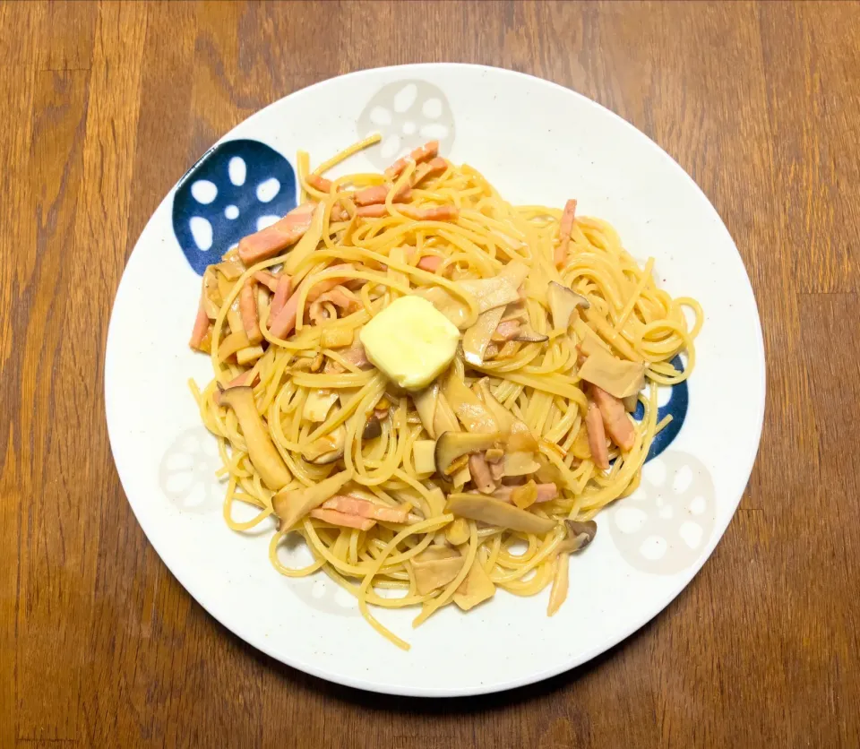 🍝✨エリンギとベーコンのバター醤油パスタ

バター醤油の香りが最高で、秒でぺろりのやつ🍝✨
簡単なのに満足感ばつぐん！|よらさん