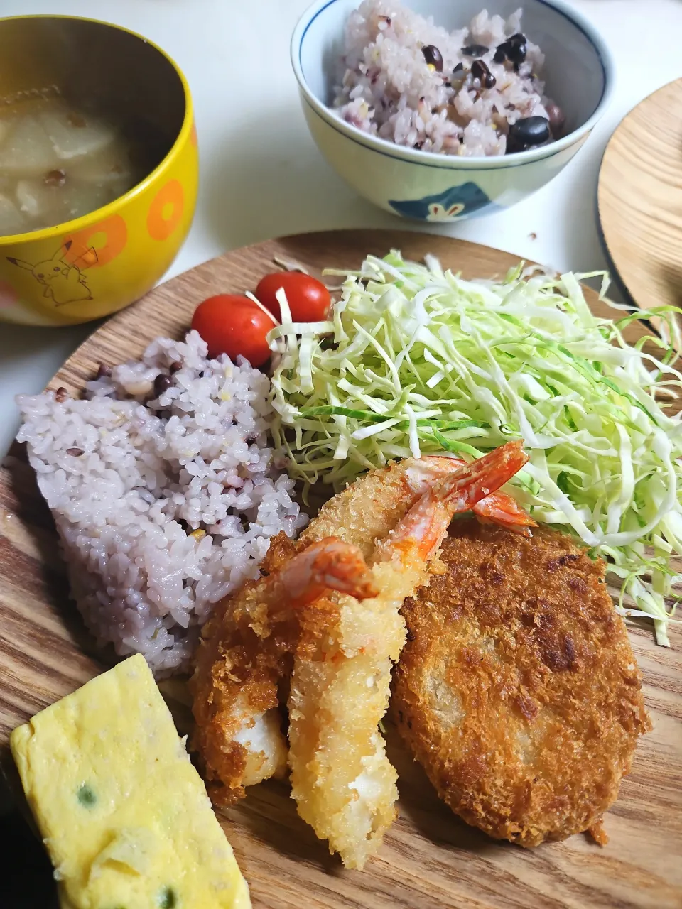 ☆夕飯☆コロッケ、海老フライ、キャベツ、ミニトマト、ひき肉入り卵焼き、雑穀米、味噌汁|ｼｮｺﾗさん