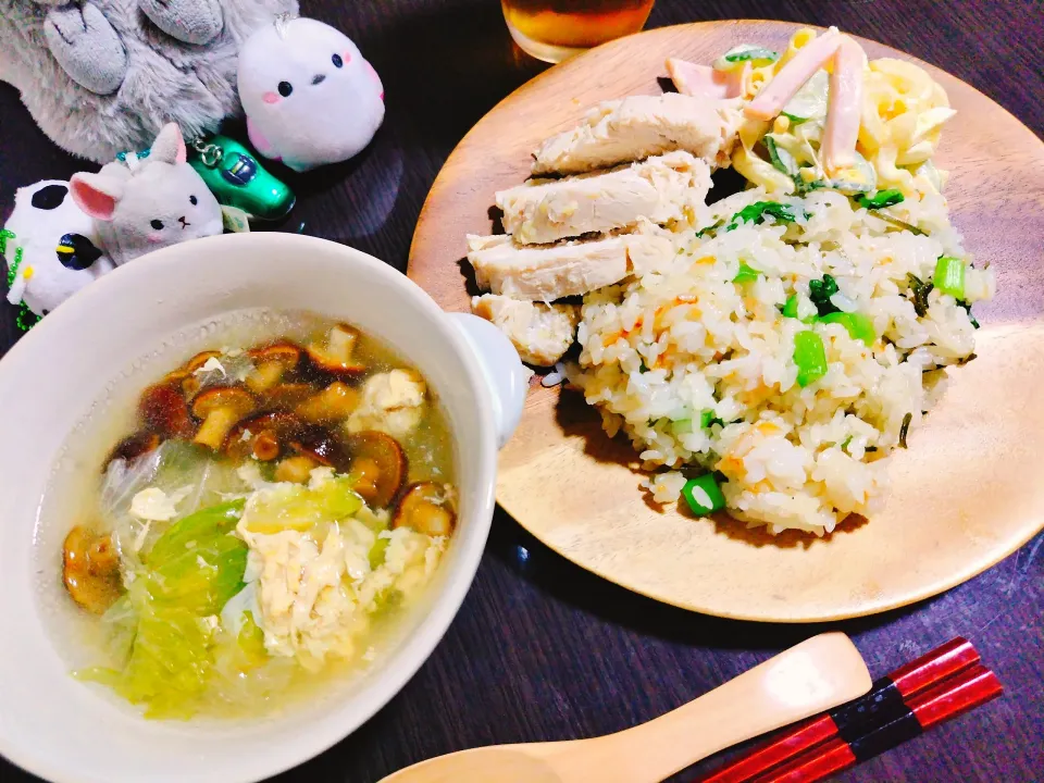 小松菜バターご飯、酒蒸しチキン、マカロニサラダ、なめことレタスと卵のスープ|サトリさん