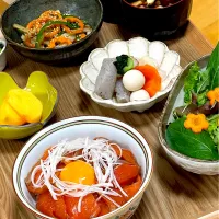 サーモンの漬け丼とミニおでん🍢など|にゃっきさん