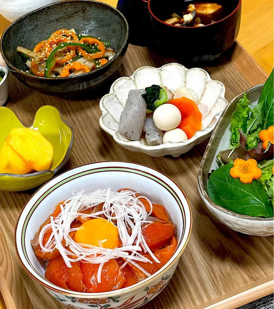 サーモンの漬け丼とミニおでん🍢など|にゃっきさん