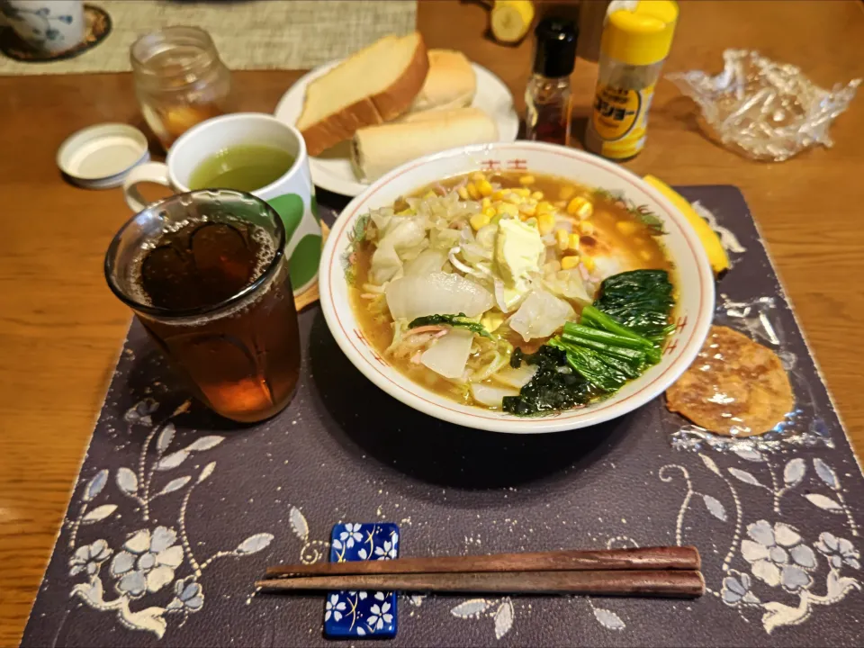 コーンバター味噌ラーメン、各種パン、熱い日本茶、六条麦茶、バナナ、ぬれ煎餅(昼飯)|enarinさん