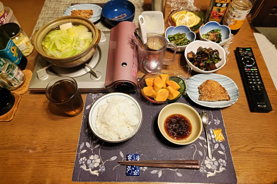 ご飯、簡単寄せ鍋、ローストンカツ、なす味噌炒め、ししとうと青唐辛子炒め、ほうれん草のお浸し、六条麦茶、冷やした柿(夕飯)|enarinさん