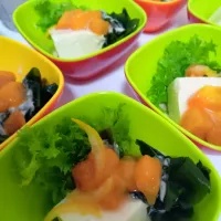 豆腐とワカメサラダ🥗柿柚子マリネのせ|はぁとびぃとさん