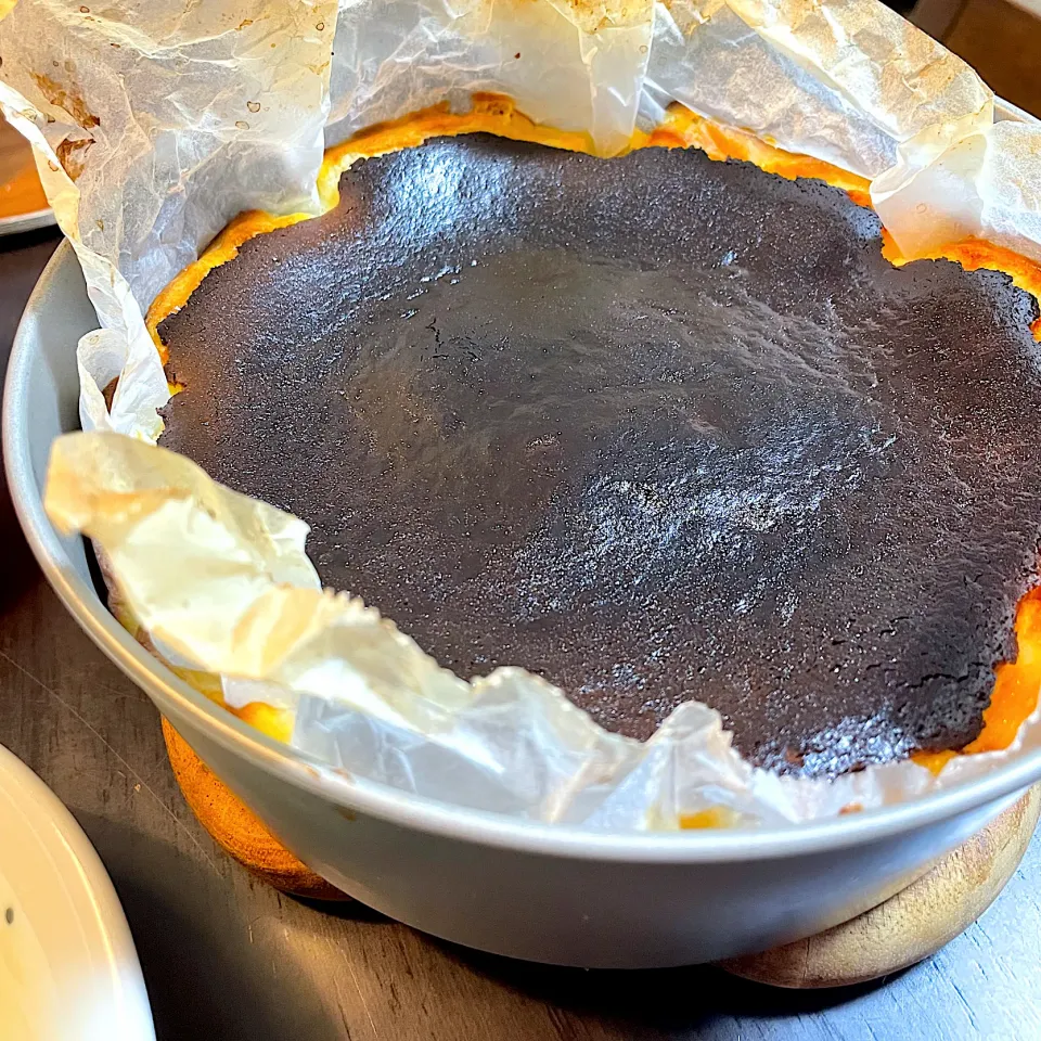 バスクチーズケーキ(カット前)|DKさん