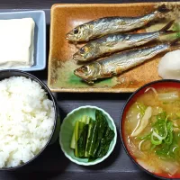 今日の朝ごはん（ごはんは高知県産コシヒカリ、めざし（いわし丸干し）、塩とうふ、白菜と白舞茸と油揚げのみそ汁、野沢菜漬）|Mars＠釜飯作り研究中さん