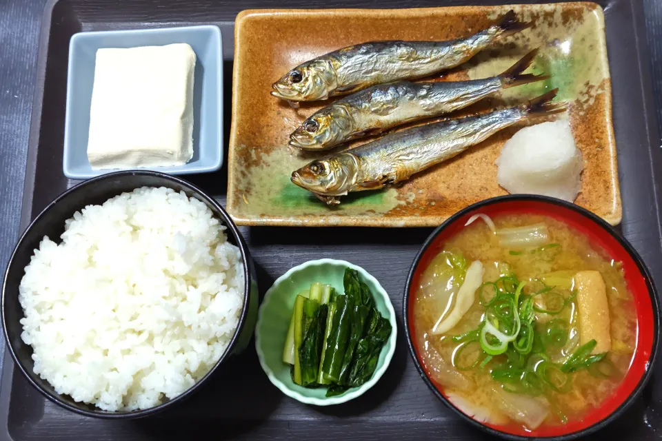 今日の朝ごはん（ごはんは高知県産コシヒカリ、めざし（いわし丸干し）、塩とうふ、白菜と白舞茸と油揚げのみそ汁、野沢菜漬）|Mars＠釜飯作り研究中さん