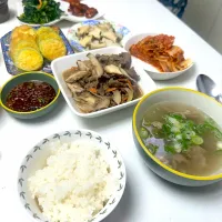 韓国初日🇰🇷 義母の家庭料理✨　プルコギ・蒸し鮑・かぼちゃのチヂミ・ナムル盛り合わせ・自家製キムチ盛り合わせ・牛スジスープ　　どれもこれも最高に美味しい😋　ご馳走様でした🙏|BUBUさん