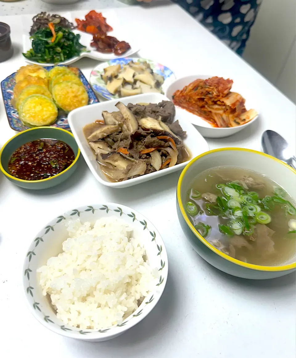 韓国初日🇰🇷 義母の家庭料理✨　プルコギ・蒸し鮑・かぼちゃのチヂミ・ナムル盛り合わせ・自家製キムチ盛り合わせ・牛スジスープ　　どれもこれも最高に美味しい😋　ご馳走様でした🙏|BUBUさん