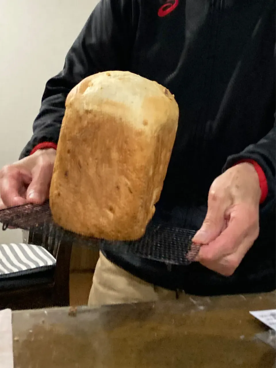 父(手だけ出演)が作ったミックスナッツ食パン🍞|さくたえさん