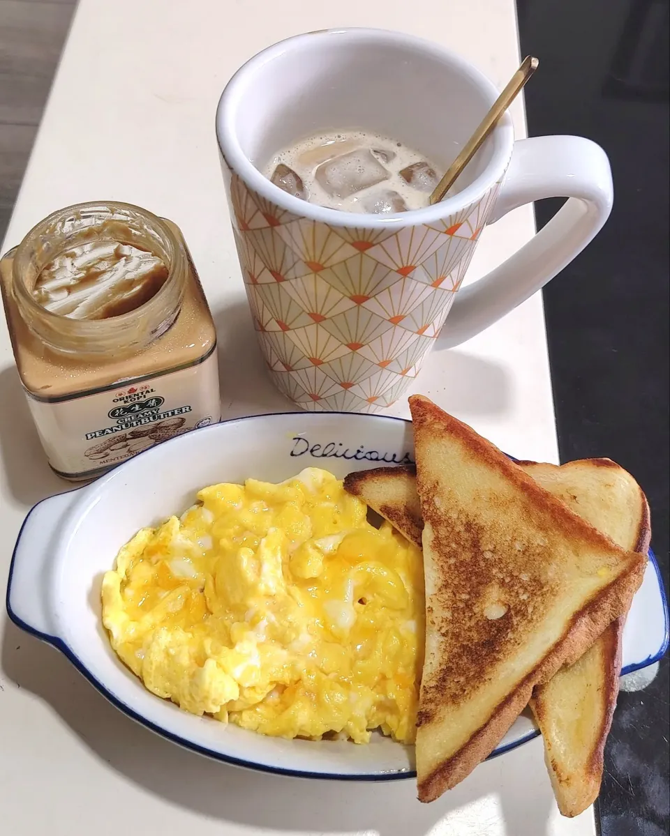 Good morning buttermilk scrambled eggs with toast  and iced latte peanut butter 😋😍🌞🍞🥚🥚🥜☕💗💗💗|🍒lynnlicious🍒さん