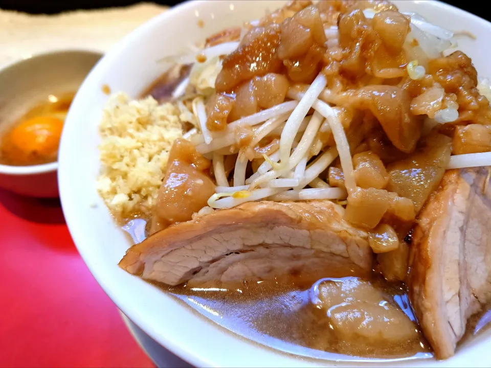 【TRY ラーメン大賞 2018年 
汁なし部門1位】 
【食べログ TOP 5000】
用心棒 神保町店 
ラーメン (980円、麺300g) 
― 麺少なめ200g)
＋豚追加1 (180円)
＋スキヤキ (生卵/魚粉/葱、130円)
＋ニンニクマシ (無料) 
＋ショウガマシマシ (無料) 
＋ヅケアブラマシ (無料)
@神保町3分 
(JR秋葉原駅から徒歩24分) 
25318
〈醤156塩51噌󠄀23タ11昆9出15 F17冷27混4つ3焼1ポ1〉|大脇さん