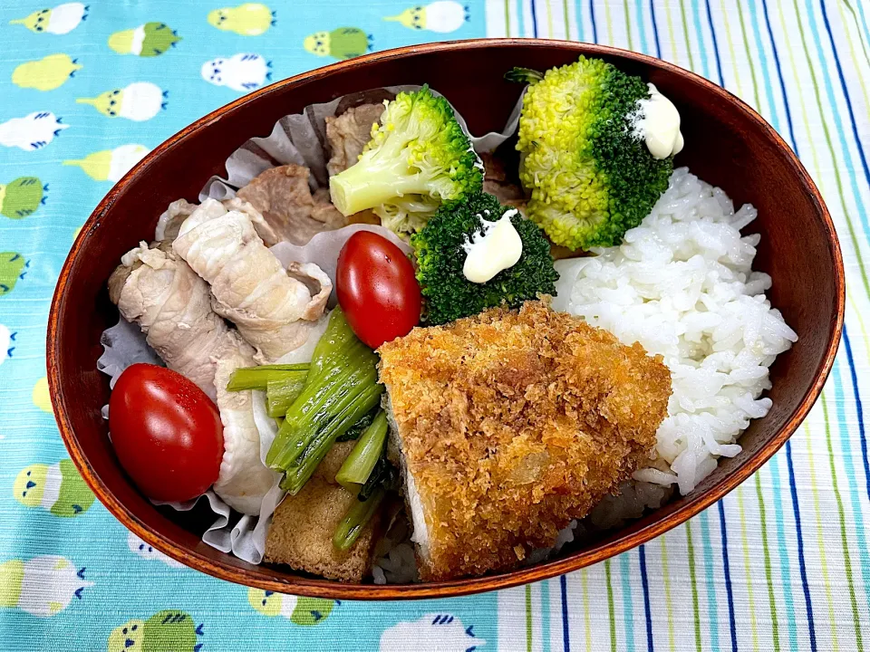 エリンギの豚肉巻、魚フライ、焼肉、おばんざい🍱|なお🅿️さん