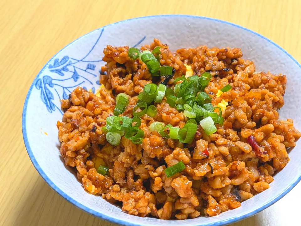 豚挽き肉と卵のピリ辛そぼろ丼|akaneさん