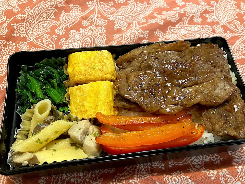 2025.11.27 息子弁当　◎焼肉丼　◎卵焼き　◎焼きパプリカ　◎ほうれん草胡麻和え　◎マッシュルームとチキンのクリームパスタ|goroさん