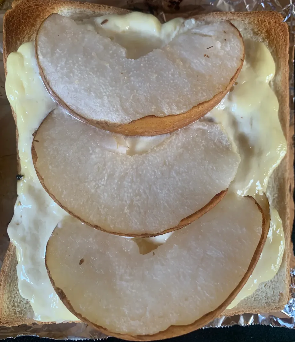 梨となめらかプリンのトースト|そらまめさん