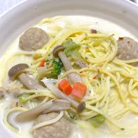 クラムチャウダー風スープパスタ、ルッコラのサラダ|Ayaさん