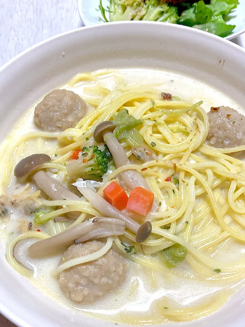 クラムチャウダー風スープパスタ、ルッコラのサラダ|Ayaさん