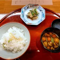 留椀（赤出汁）、御飯（エンドウ豆ご飯）|こいちさん