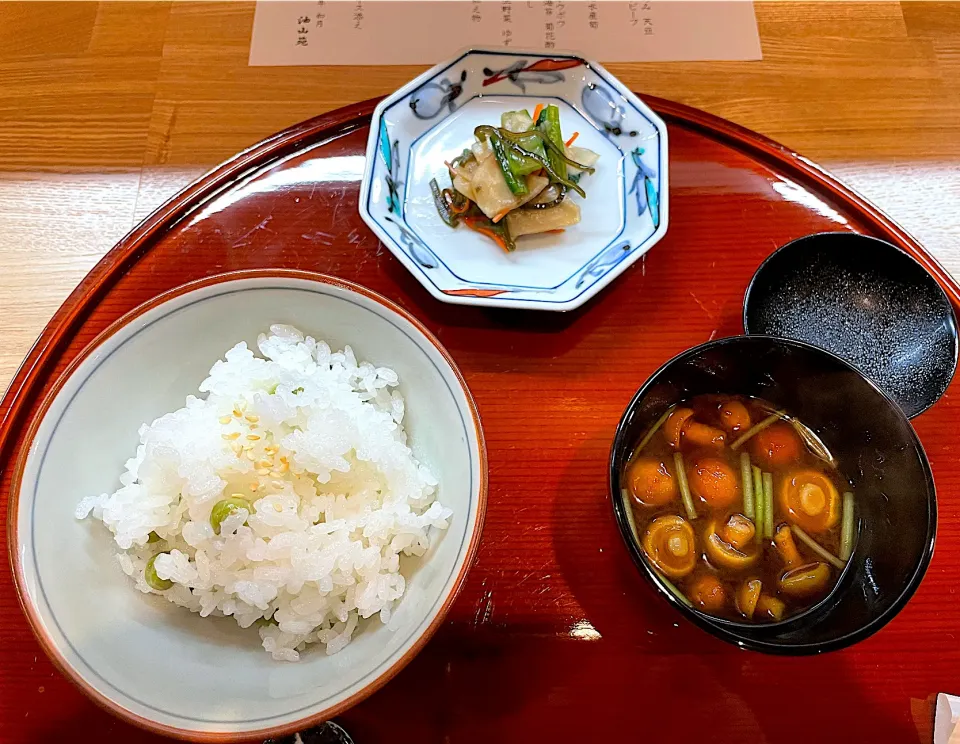 留椀（赤出汁）、御飯（エンドウ豆ご飯）|こいちさん