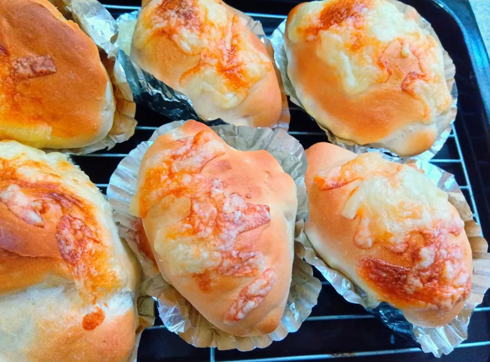 朝ごぱんはベーコンチーズパン🥐久しぶりに作りました。ミルクハースの生地なので美味しい|さくらんぼさん