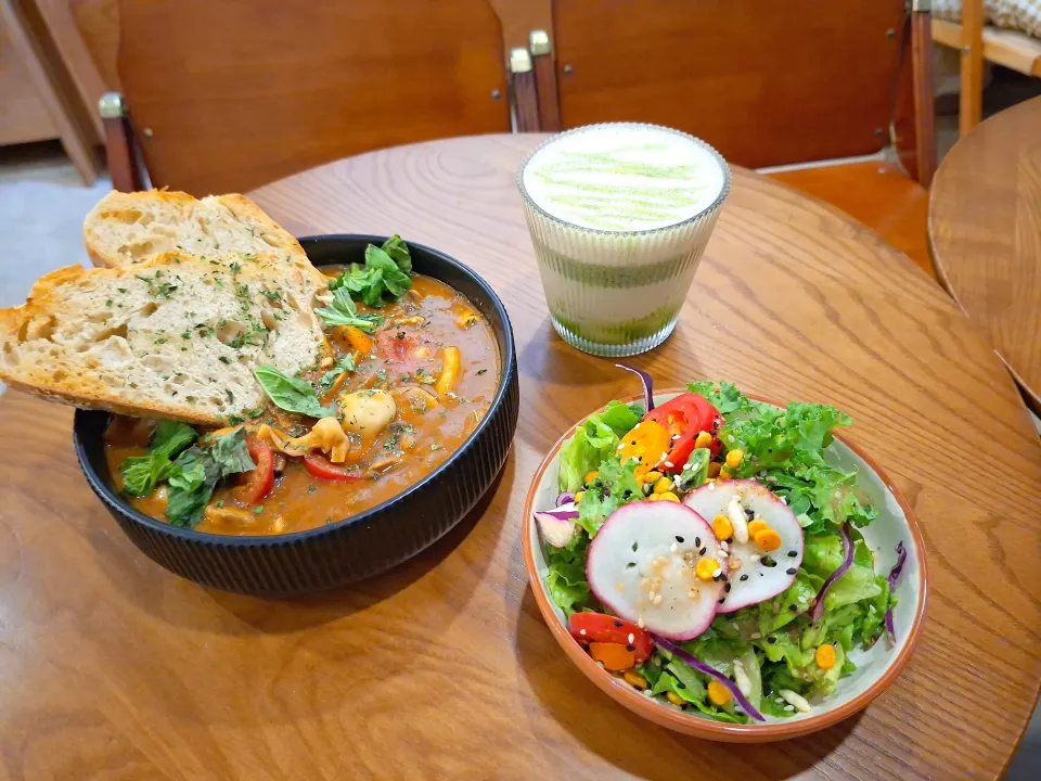 veggie salad soup and 🍞😽|Fan Fannyさん