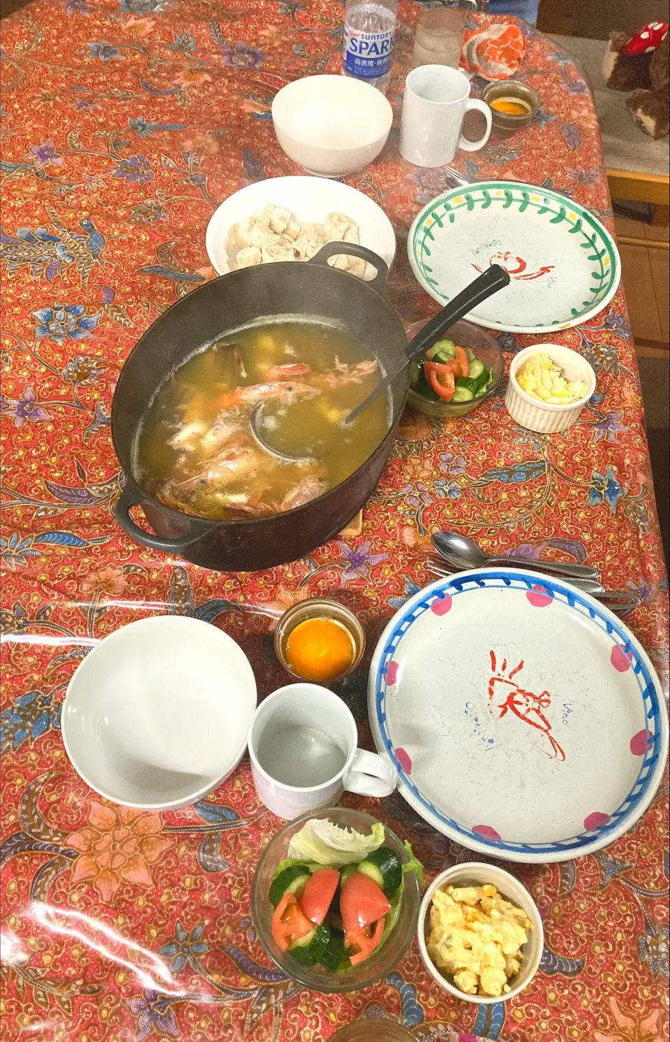 今日の晩御飯  今日からなびがこっちに帰ってきます。今日の晩御飯はナビのリクエストでブイヤベースゆ作りました。バケットも焼きました。|はやとさん